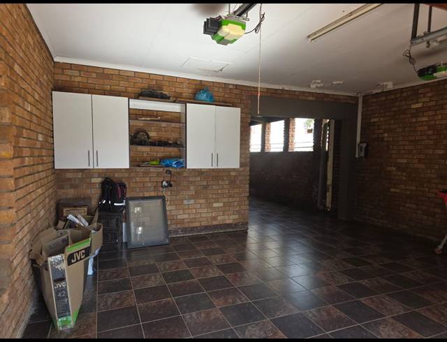 5 BEDROOM HOUSE FOR SALE IN FLORA PARK